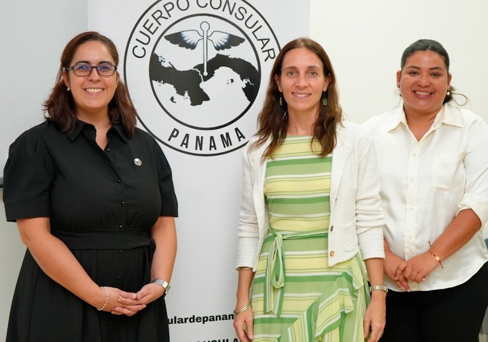 Junta Directiva Saliente del Cuerpo Consular: S.S. Tatiana Vargas, Cónsul de Costa Rica; S.S. Josefina Gojenola, Cónsul Argentina; y S.S. María José Segura, Cónsul de Honduras.