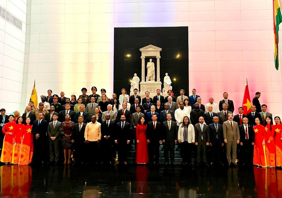 Se rinden honores al Libertador Simón Bolívar ante sus restos en el Panteón Nacional, con la asistencia de todo el cuerpo diplomático acreditado ante la República Bolivariana de Venezuela.