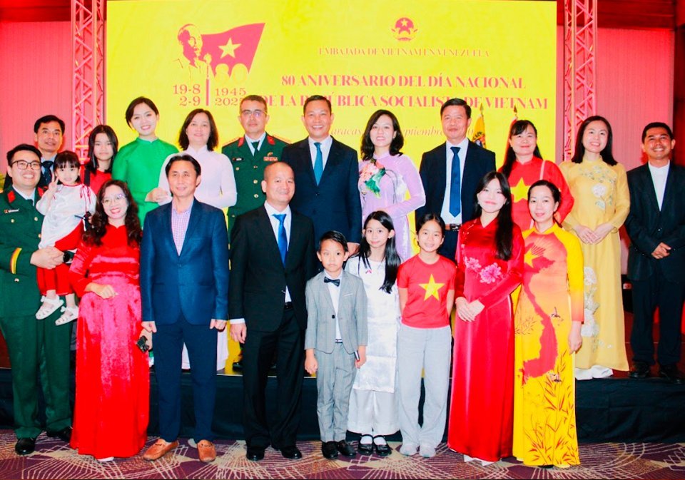 En el centro, S.E. Vu Trung My, Embajador de Vietnam en Venezuela; a su derecha, el Coronel Superior Vu The Trung, Agregado de Defensa de Vietnam en Venezuela; y a su izquierda, la Sra. Hoang Hien Hau, esposa del Embajador, acompañados por la comunidad vietnamita en Venezuela, incluyendo funcionarios diplomáticos, administrativos, esposas e hijos.