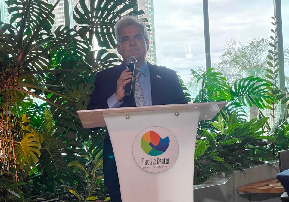 Stefanos Koulothros, consejero cultural de la Embajada de Grecia en Panamá, durante discurso de apertura.