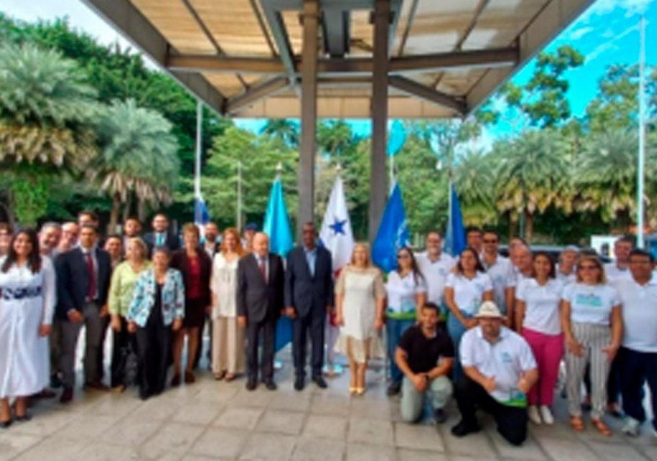 Miembros del Cuerpo Diplomático acreditado en Panamá, Organismos Intemacionales, la Cámara de Movilidad Eléctrica, el secretario de Comisiones Alterno del Parlatino, diputado Leandro Ávila; el secretario ejecutivo, Elías Castillo y empresas privadas que apoyan el proyecto.