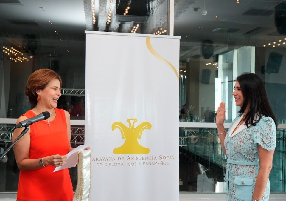 Claudia Braun Valle, presidenta saliente, junto a Carla de Sanctis, presidenta entrante, durante el acto de juramentación.