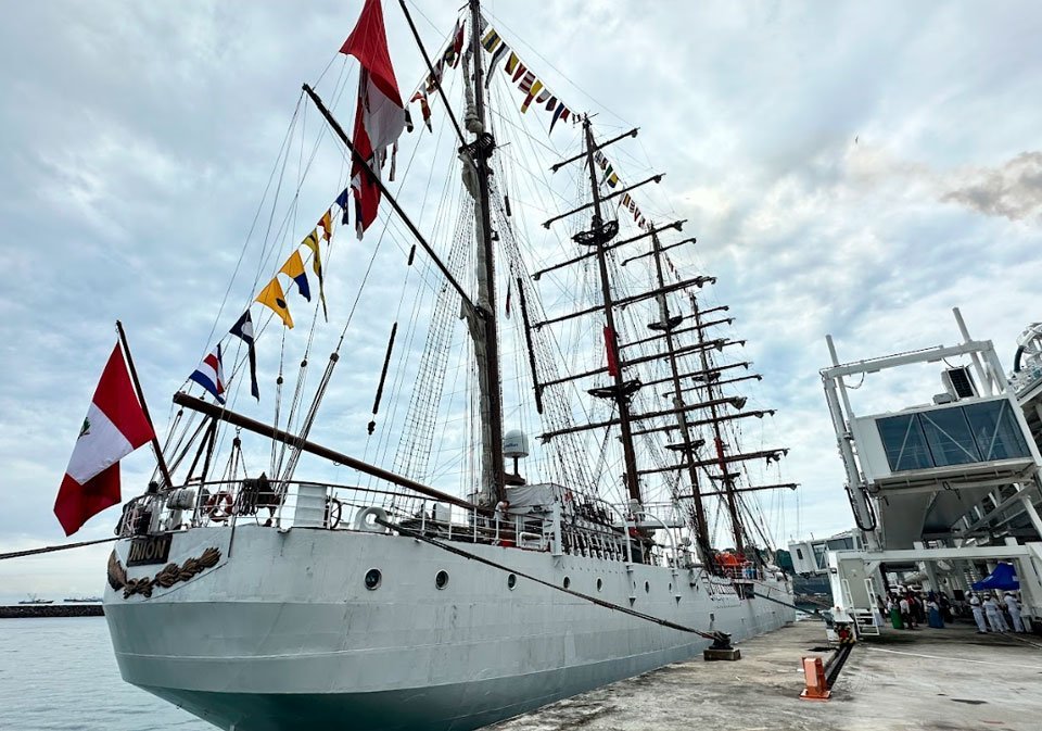 Buque Escuela a Vela B.A.P Unión de la Marina de Guerra del Perú, durante su estancia en la Terminal de Cruceros de Amador.