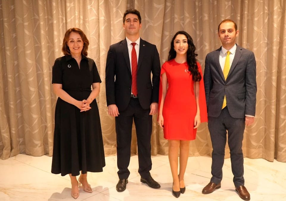 S.E. Armağan İnci Ersoy, embajadora de la República de Türkiye en Panamá; Eren Can Yucel, jefe de misión adjunto de la Embajada de Türkiye en Panamá; Halise Busra Unsal, consejera comercial de la Embajada de Türkiye en Panamá; Talha Koytak, agregado de la Embajada de Türkiye en Panamá.