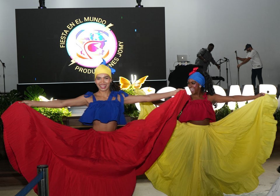 Colorida presentación de un baile tradicional colombiano, símbolo del rico y diverso patrimonio cultural de Colombia
