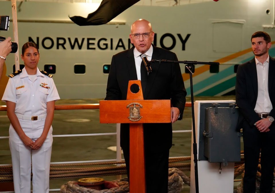 Altas Autoridades Visitan El Buque Peruano B.A.P Unión 