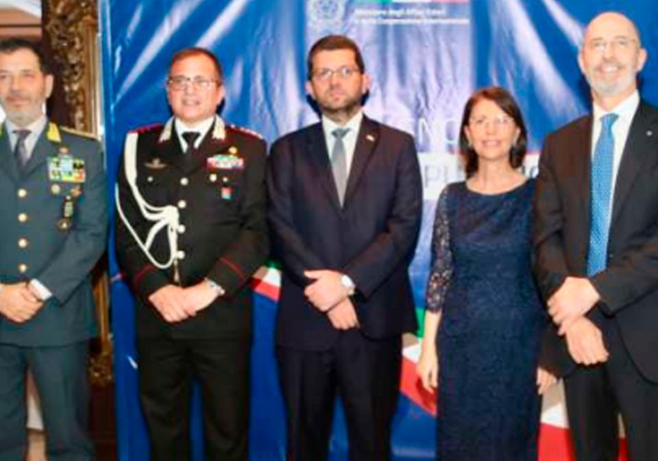 H.S. Antonio D'Agostino, agregado económico-financiero de Italia; Coronel Andrea Intermite, agregado de defensa de Italia; S.S. Giuseppe Abigmente, cónsul general de Italia; H.S. Martina Maione; S.E. Fabrizio Nicoletti, embajador de italia.
