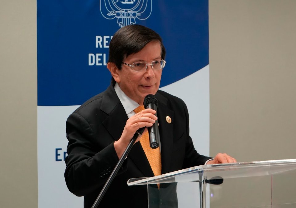 S.E. Pascual Del Cioppo Aragundi, embajador de la República del Ecuador en Panamá, durante su ponencia.