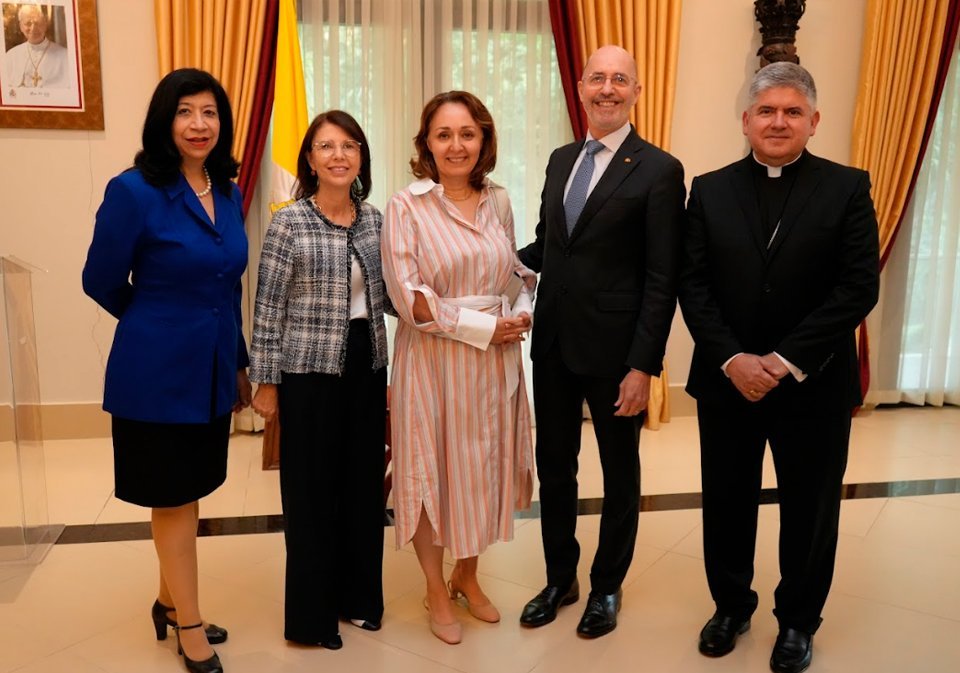 S.E. Bernardina Vargas, embajadora de la República de Costa Rica en Panamá; H.S. Martina Maione, esposa del embajador de la República Italiana en Panamá; S.E. Armağan İnci Ersoy, embajadora de la República de Türkiye en Panamá; S.E. Fabrizio Nicoletti, embajador de la República Italiana en Panamá; S.E.R. Dagoberto Campos Salas, nuncio apostólico de la Santa Sede en Panamá.