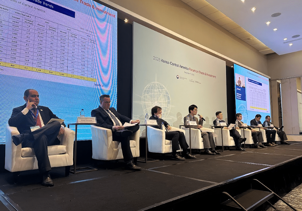 Hugo Rivera, viceministro para Asuntos Económicos y Cooperación Internacional del Ministerio de Relaciones Exteriores de República Dominicana; Joseph Salazar, subsecretario adjunto interino en la Oficina de Asuntos del hemisferio occidental del Departamento de Estado de los Estados Unidos; Hiroshi Wago, director de Alianzas Globales en el Banco de Desarrollo de América Latina y el Caribe (CAF); Kang Myunjae, director general de Kotra Panamá; Jang Keun-ho, moderador protocolar del Foro Corea-Centroamérica; Carlos Hoyos, vicecanciller de la República; Marcel Charpentier, coordinador de Portafolios de Inversión Extranjera Directa (IED) y promotor del Comercio Exterior de Costa Rica (PROCOMER); José Alpuche, embajador de Belice en Guatemala, durante el Foro Corea–Centroamérica 2025 sobre Comercio e Inversiones.