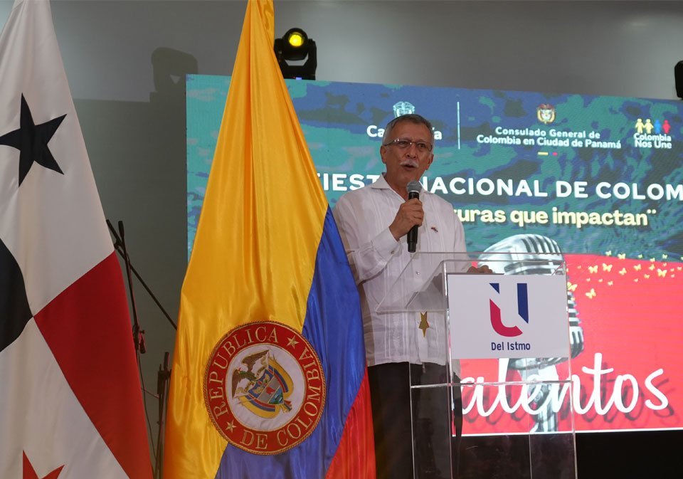 S.E. Fabio Mariño Vargas, Embajador de Colombia en Panamá, pronuncia un discurso de bienvenida en el que destaca la historia de Colombia