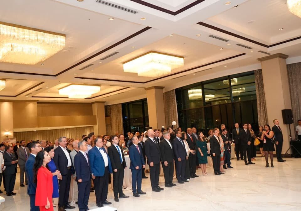 Participantes de la celebración alusiva a los 102° años de fundación de Türkiye.