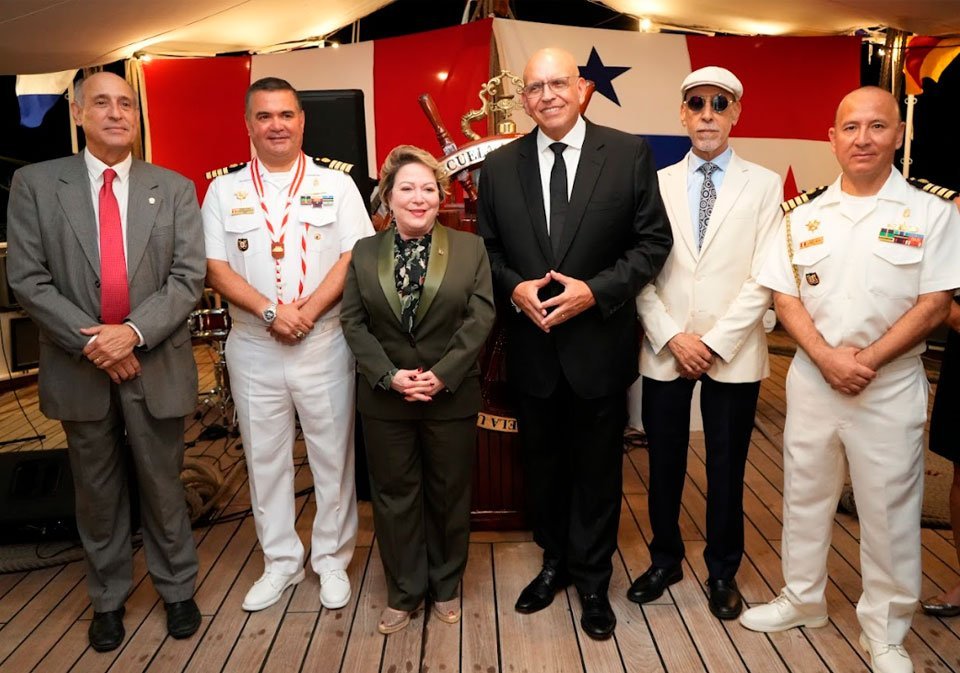 Luis Roquebert Vanegas, administrador de la Autoridad Marítima de Panamá; capitán Juan José Roncagliolo Gómez, comandante del B.A.P. “Unión; María Eugenia López, presidenta y magistrada de la Corte Suprema de Panamá; S.E. Mario López Chávarri, embajador de la República del Perú en Panamá; S.S. Jamal Ramadán Abuagila, agregado de negocios a.i. del Estado de Libia en Panamá; capitán de navío José Vega, agregado naval del Perú.