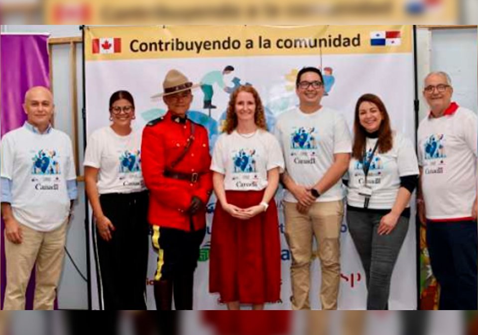 H.S. Gabriel Borras, country manager WSP; H.S. Hania Harris, representante de Scotiabank; S.E. Kim Ursu, embajadora de Canadá; H.S. José Coronas,Manager regional de Genetec; H.S. Claudia Oquero, gerente comercial de Air Canadá; H.S. Enrique Gutiérrez, director ejecutivo de Juntos Podemos.