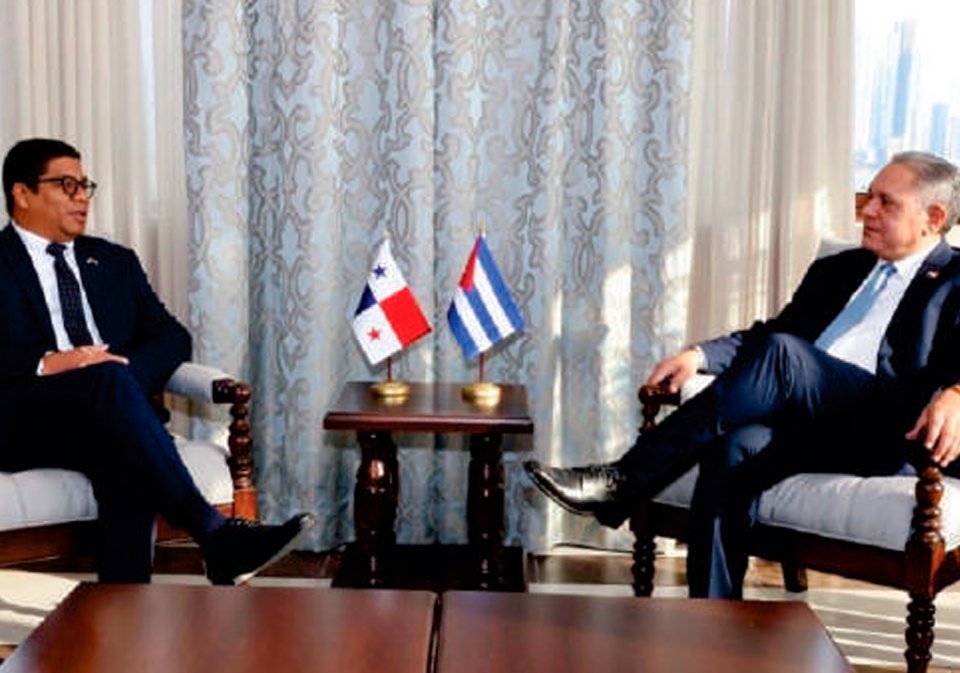 El Vicecanciller Vladimir Franco Sousa y el Embajador de Cuba en Panamá S.E. Víctor Manuel Cairo Palomo.