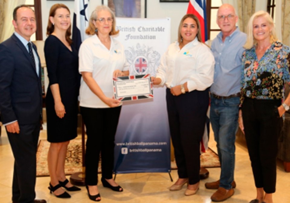Embajador Británico en Panamá, S.E. Timothy Stew, de la Fundación Nueva Vida Yelena Garcés y Beatriz Grando, Presidente de la British Charitable Foundation Surse Pierpoint, H.S. Donna Wilkins.