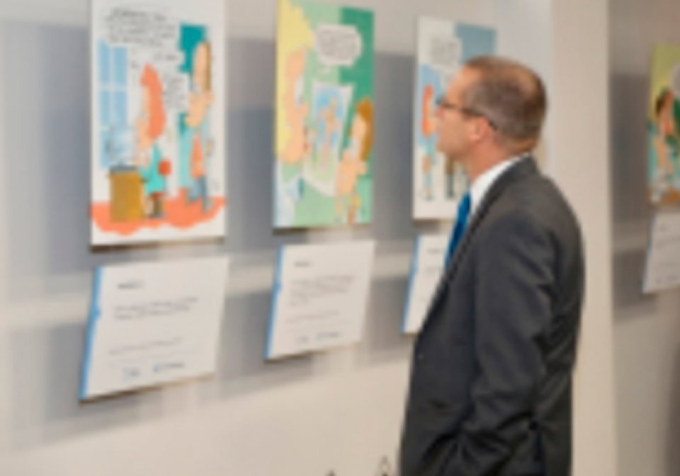 El embajador de Israel en Panamá, S.E. Itai Bardov contemplando la muestra No Discriminarás