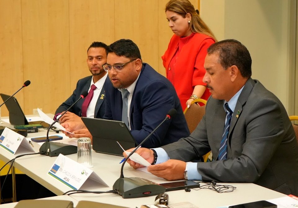 Dennerich Kelly, diputado de Aruba; John Hart, presidente encargado de la Comisión de Labores y diputado de Aruba; Carlos Bermúdez, diputado de Aruba, durante la Reunión Ordinaria Conjunta.