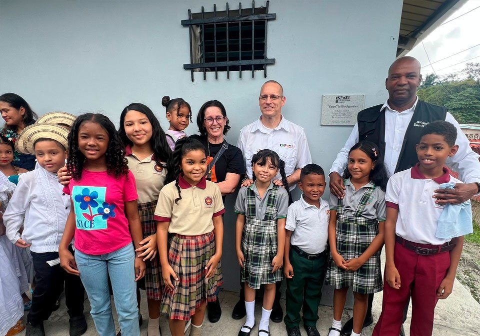 S.E. Itai Bardov comparte con los niños de San Miguelito la alegría de este importante logro en favor de su bienestar