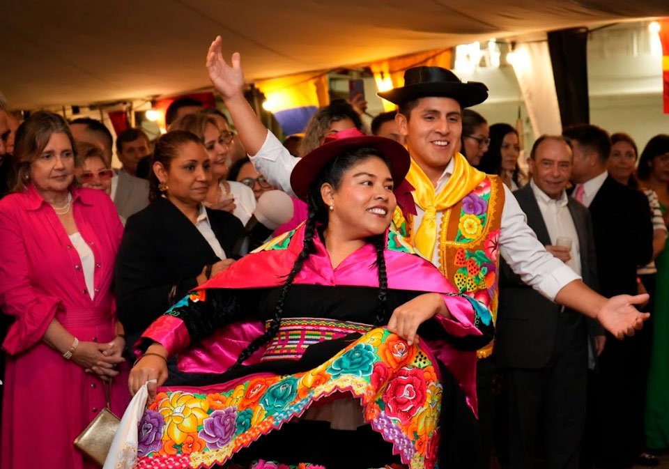 Realización de danzas tradicionales del Perú, para las autoridades e invitados especiales.