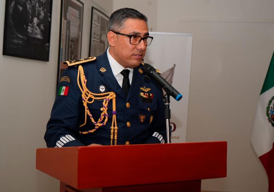 Jaime Vicente Sánchez Castellanos, coronel F.A.P.A.E.M, agregado militar y aéreo de México, durante su ponencia alusiva a la conmemoración.