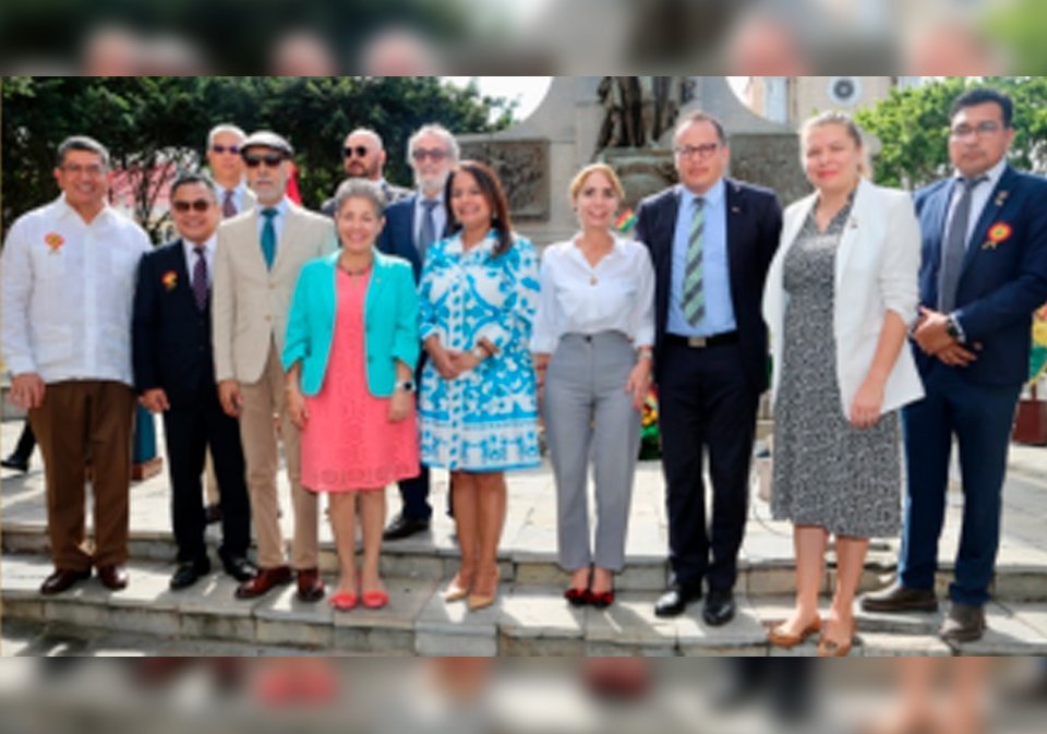 S.E. Candelario Reyes García, embajador de Honduras; S.E. Sukmo Harsono, embajador de Indonesia; S.E. Wei Qiang, embajador de China; S.S. JamalAbuaguila, encargado de negocios de la Embajada de Libia, S.E. Aleiandro Sfeir Tonsic, embajador de Chile; S.E. Ingrid Picado Monge, embajadora deCosta Rica; S.E.Alejandro Bichir Batres, embajador de México; S.E. Isbeth Quiel. viceministra de Relaciones Exteriores. S.S. Jhannett Madriz Sotillo. encargada de negocios de la embajada de Venezuela; S.S. Carlos Suárez Cornejo, encargado de negocios de la embajada de Bolivia; S.E. Heroina Telaku, embajadora de Kosovo.