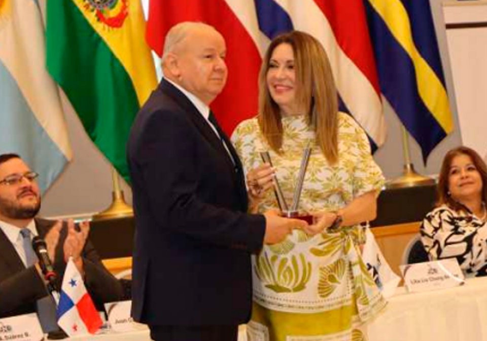 H.S. Nivia Rossana Castrellón, presidenta de la JNE; H.S. Elías A. Castillo G. secretario ejecutivo del Parlatino.