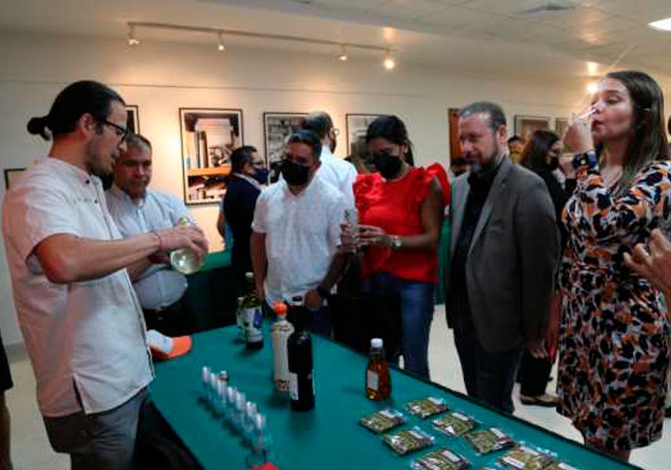 Empresa de licor reconocida de México presenta su producto a los invitados