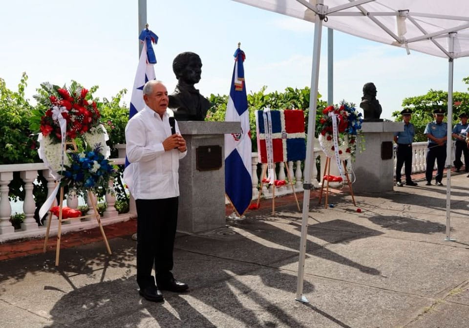 Ofrenda Floral Ante El Busto De Juan Pablo Duarte