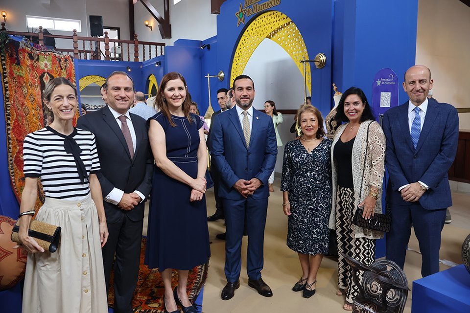 H.S. María Teresa Biosca; S.E. Gonzalo Teles Gomes, embajador de Portugal; S.E. Sandra Pitta, embajadora de Argentina; S.E. Carlos Ruíz Hernandez, Vicecanciller de Panamá; S.E. Lebibe Uluteki, embajadora de Turquía; H.S. Doris Ugaz; S.E. Rubén Farje, representante de la OEA en Panamá.