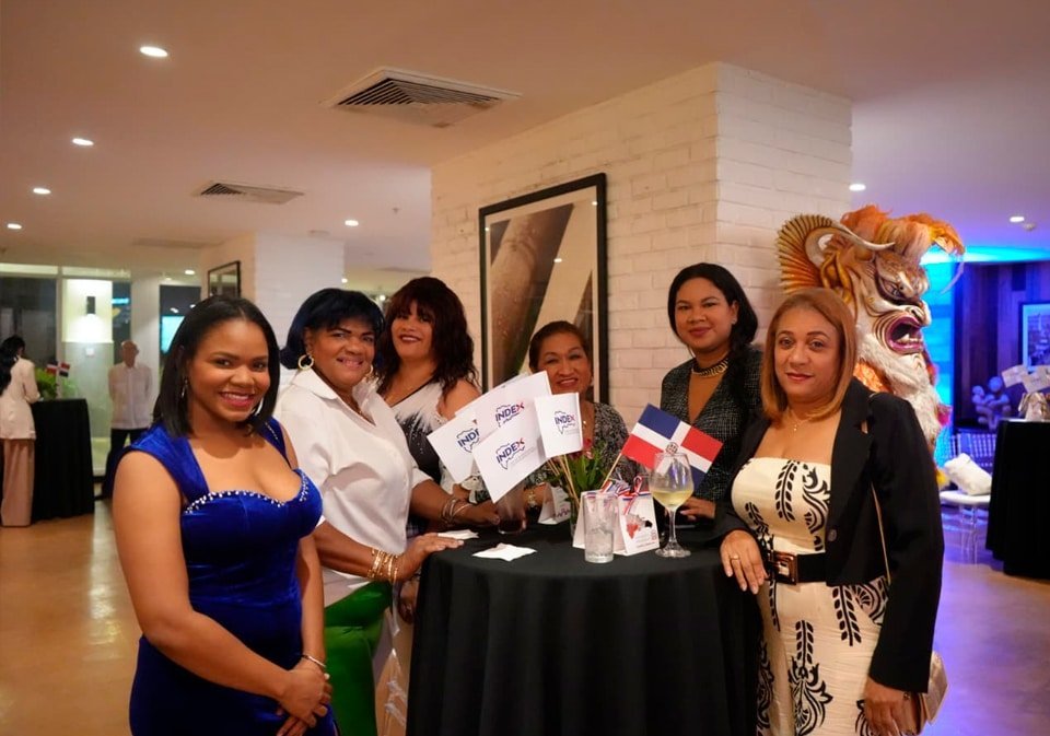 Participantes y miembros de la comunidad dominicana, durante la recepción.