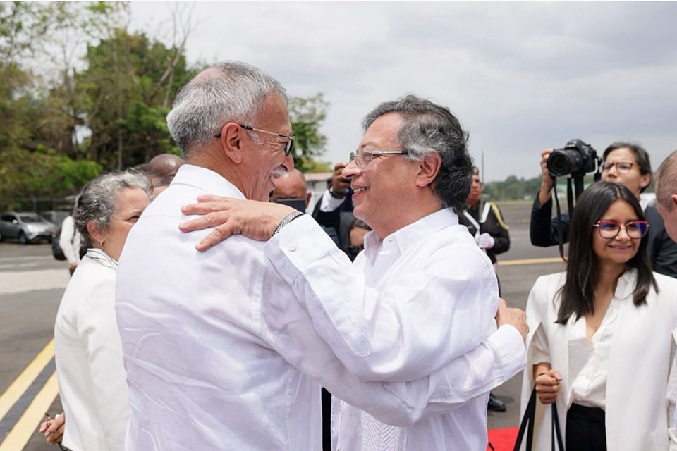 Embajador De Colombia Acompaña Al Presidente Petro