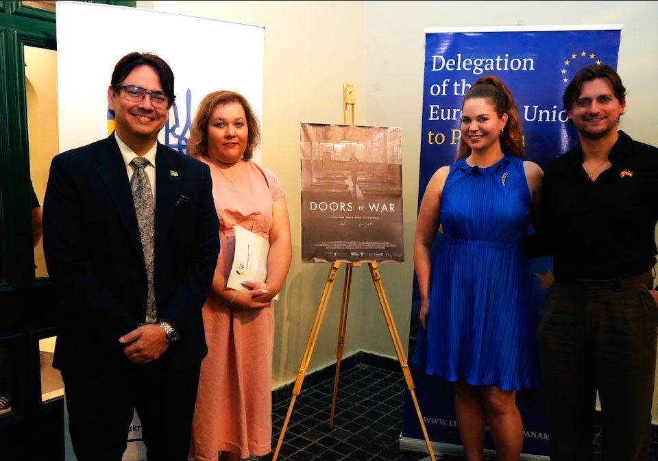 S.S. Nicolás Vudkelja, Cónsul Honorario de Ucrania en Panamá; H.S. Lesia Miliutenko, representante de la Embajada de Ucrania en México y H.S. Annick Sheedy McLellan y Taras Lesiuk, directores de la película Puertas de Guerra.