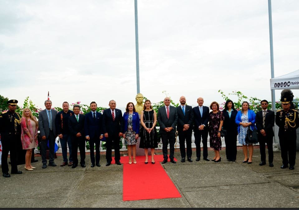 COLOCACIÓN DE OFRENDA FLORAL 