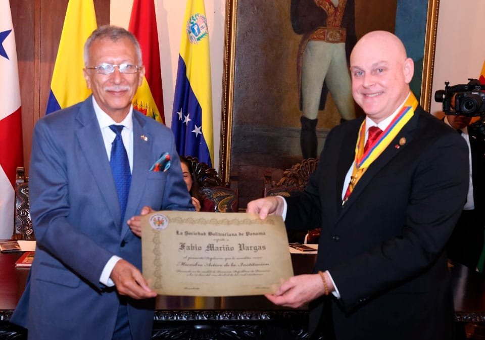 Distinción de la Sociedad Bolivariana de Panamá