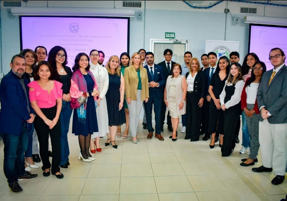 S.E. Dr. Sumit Seth, Embajador de la India en Panamá; H.S. Liza Pinzón, Presidenta del Colegio Nacional de Diplomáticos de Carrera (CONADIP); grupo participante.