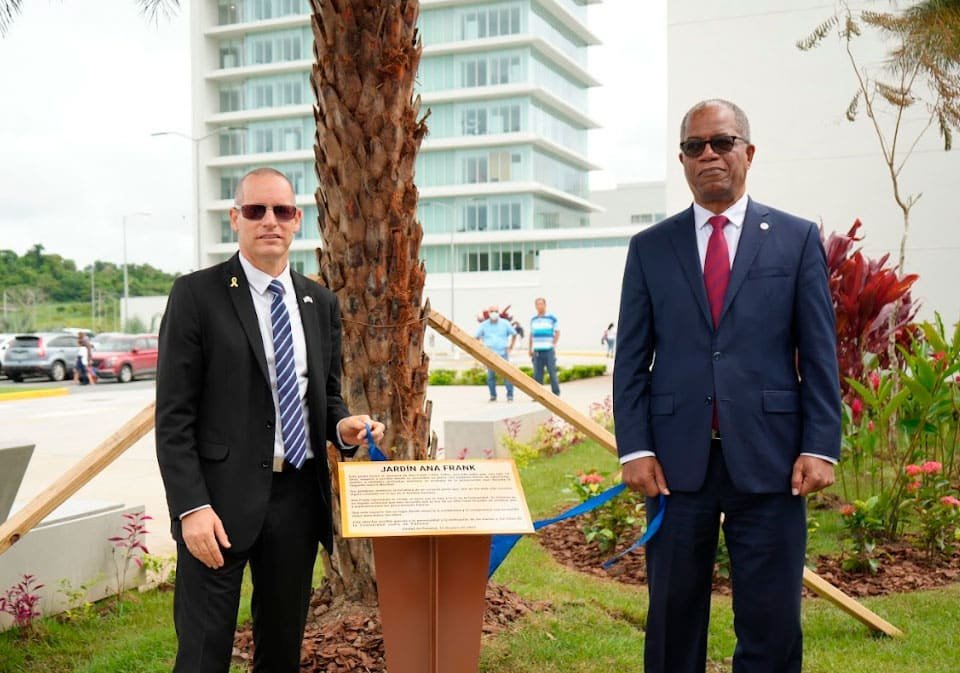 S.E. Itai Bardov, Embajador de Israel en Panamá, y el licenciado Rogelio Gordón, subdirector general de la Caja de Seguro Social, realizan la develación de la placa “Ana Frank”.