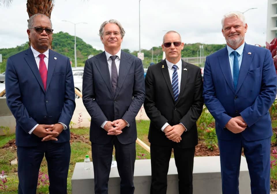 El licenciado Rogelio Gordón, subdirector general de la Caja de Seguro Social; S.E. Sander Cohen, Embajador del Reino de los Países Bajos; S.E. Itai Bardov, Embajador de Israel en Panamá; y S.E. Joachim Christoph Schmillen, Embajador de Alemania.