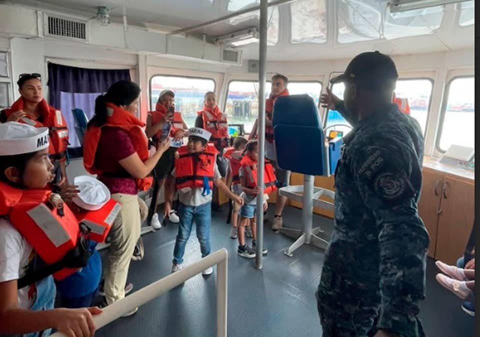 Niños y adolescentes recorren los barcos del Servicio Nacional Aeronaval durante la actividad.
