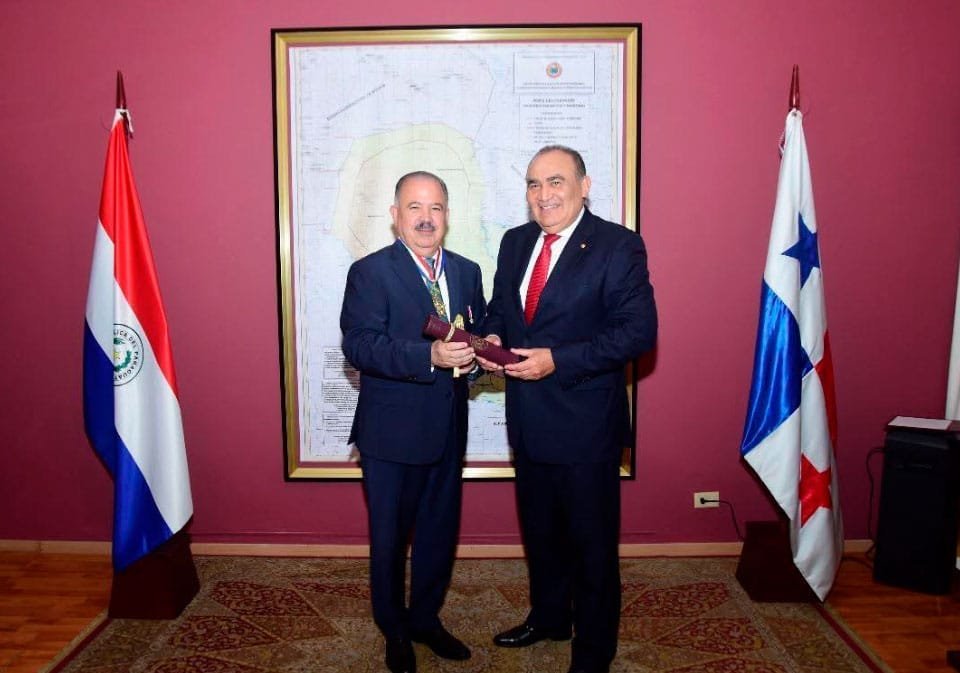 S.E. Enrique Jara Ocampos, embajador de Paraguay en Panamá, entregó la Orden Nacional al Mérito “Don José Falcón” al licenciado Rafael Zúñiga Brid