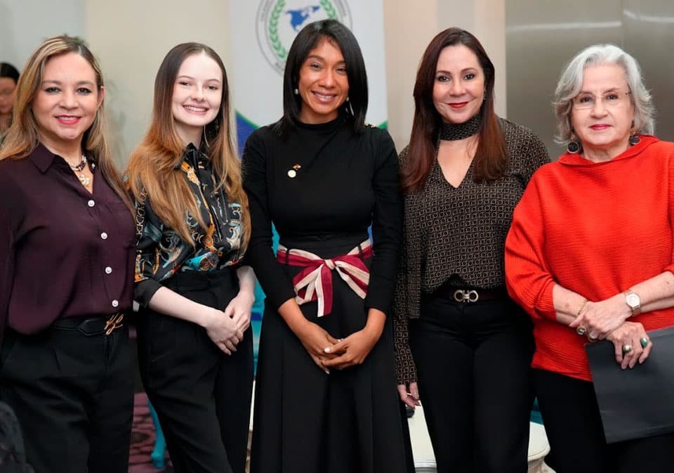 MUJERES EN LA DIPLOMACIA: FORJANDO EL FUTURO DE LAS RELACIONES INTERNACIONALES