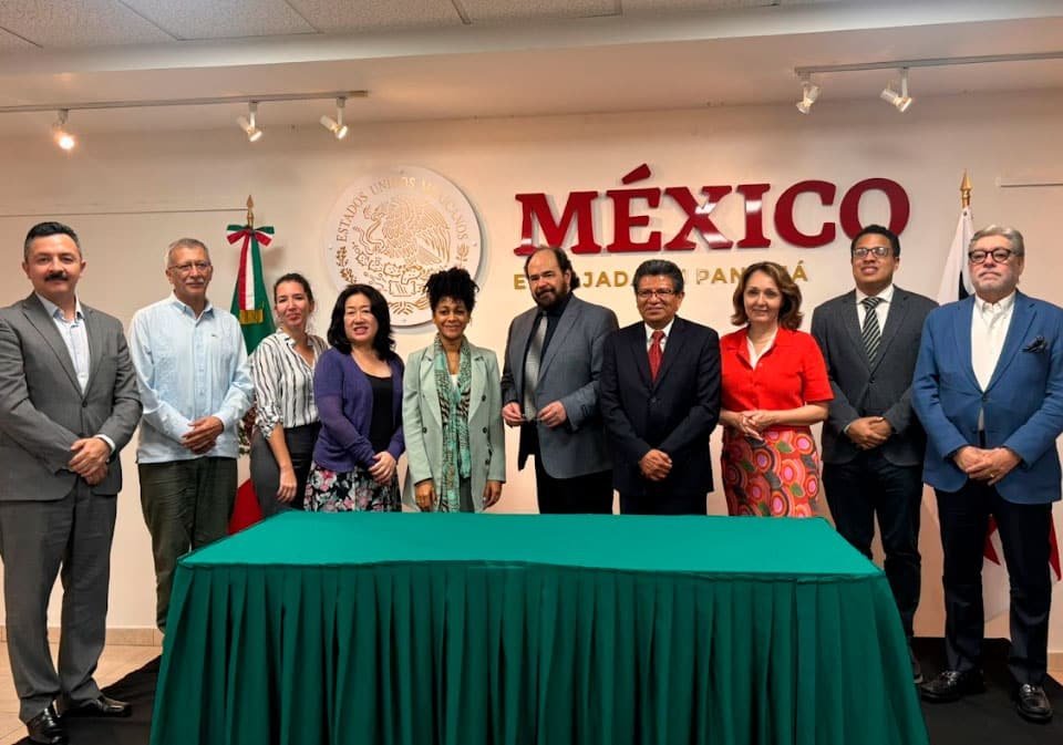 El Licdo. Jonathan Hernández Harana, presidente de la Red Global MX Capítulo Panamá; el embajador de Colombia, Fabio Alejandro Mariño Vargas; representante de la Embajada del Reino de España; la señora Emiko Yamaguchi, encargada de negocios de la Embajada de Japón; la señora Rosy Urbaéz, encargada de la sección cultural de la Embajada de la República Dominicana; el Dr. Germán de la Reza; el ministro Santiago Mateos; la embajadora de Türkiye, Armagan Inci Ersoy; el señor Robert Anglin Beckles, consejero y cónsul de la Embajada de Costa Rica en Panamá; y el Licdo. Armando Martín, presidente de la Cámara de Comercio México-Panamá.