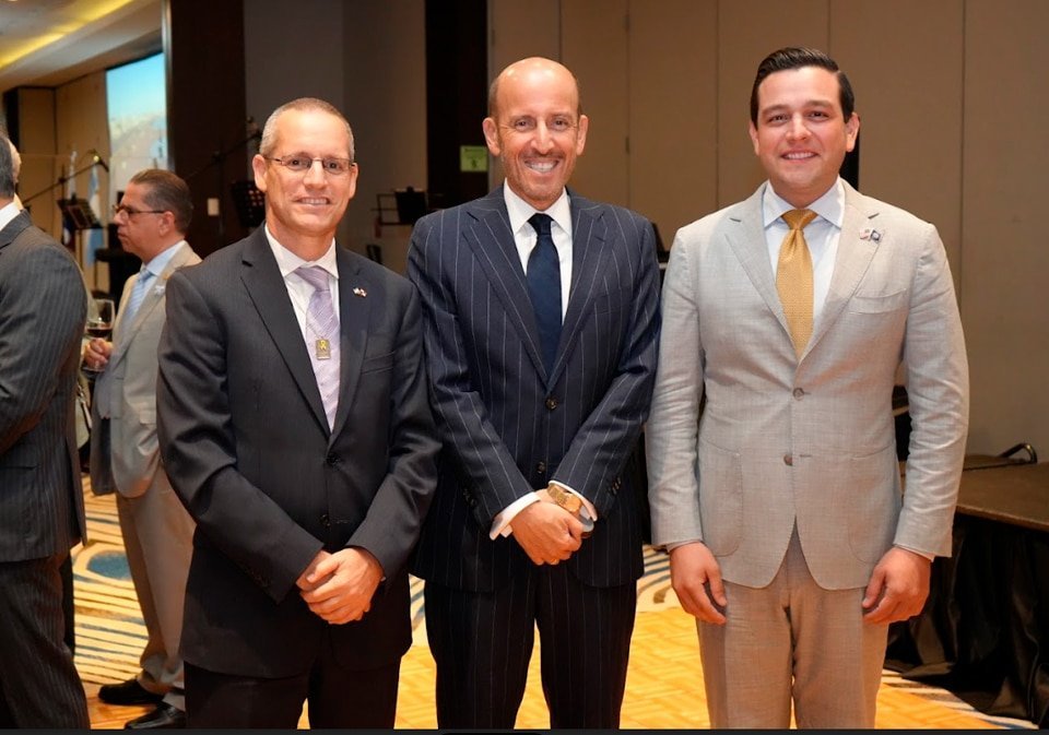 S.E. Itai Bardov, Embajador de Israel; S.E. Ruben Farje, Representante de la OEA en Panamá; S.E. Kevin Marino Cabrera, Embajador de Estados Unidos.