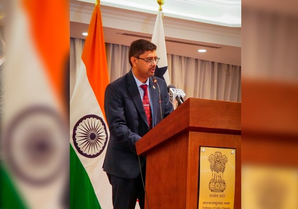 S.E. Dr. Sumit Seth, Embajador de la India.