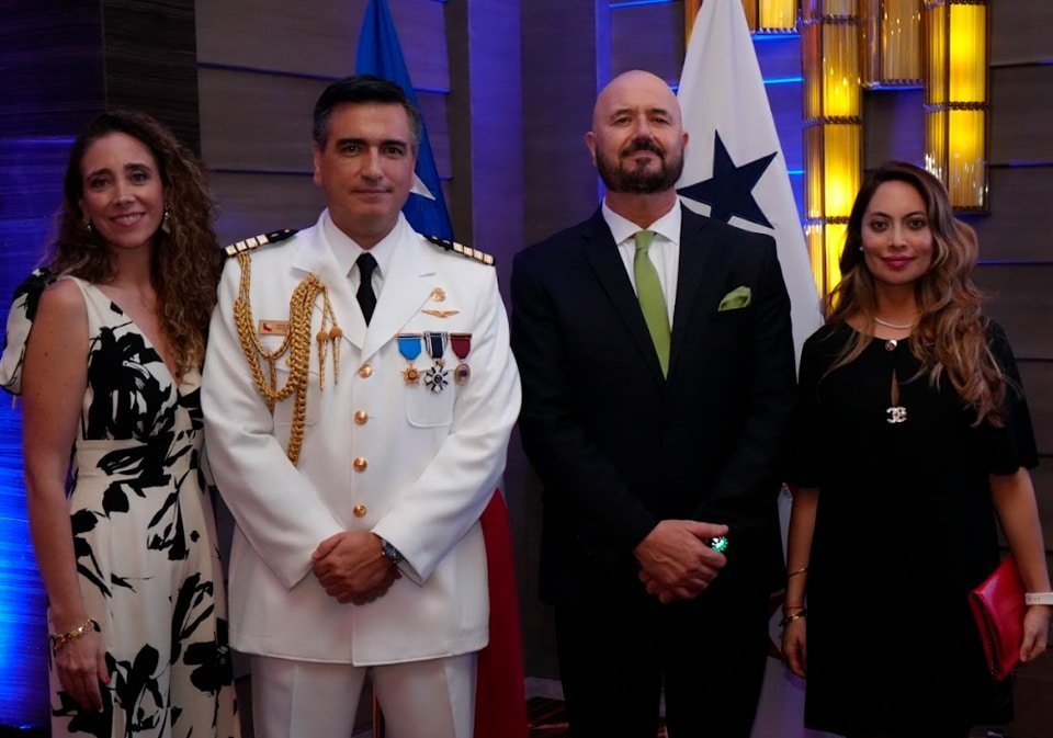 H.S. María Paz Fuente-Alba P.; Capitán de Navío Cristian Greig Silva; S.E. Alejandro Sfeir Tonšić, Embajador de Chile y H.S. Alejandra Burgos C.