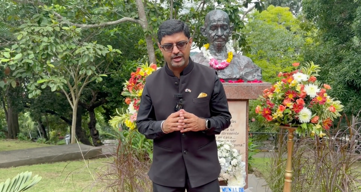  Ofrenda Floral Por El Natalicio De Gandhi