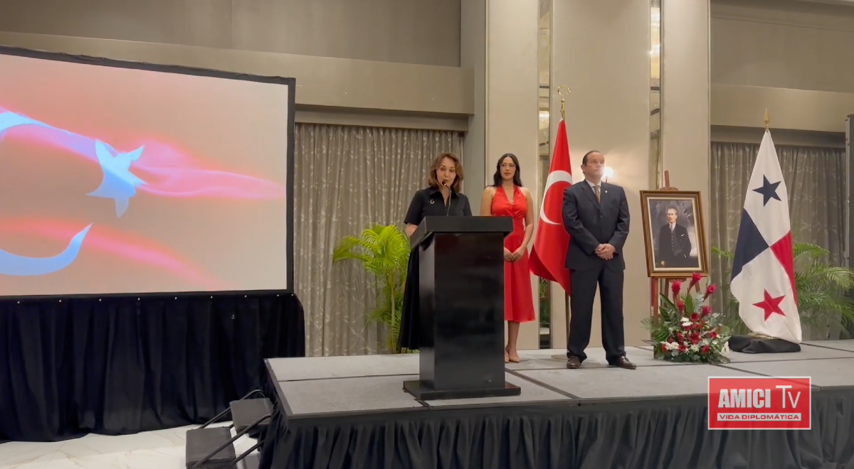 Türkiye Conmemora Su 102° Años De Fundación