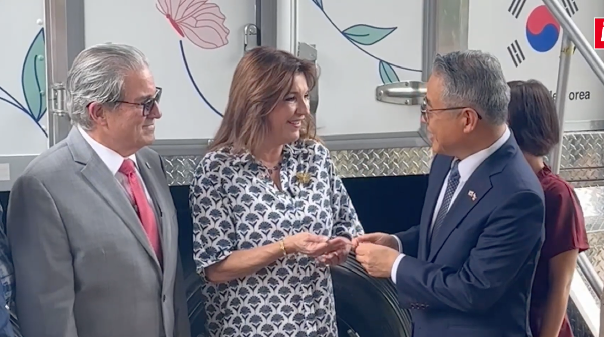 Entrega oficial de la segunda Clínica Móvil de Mamografía y Ginecología "Amor sobre ruedas"