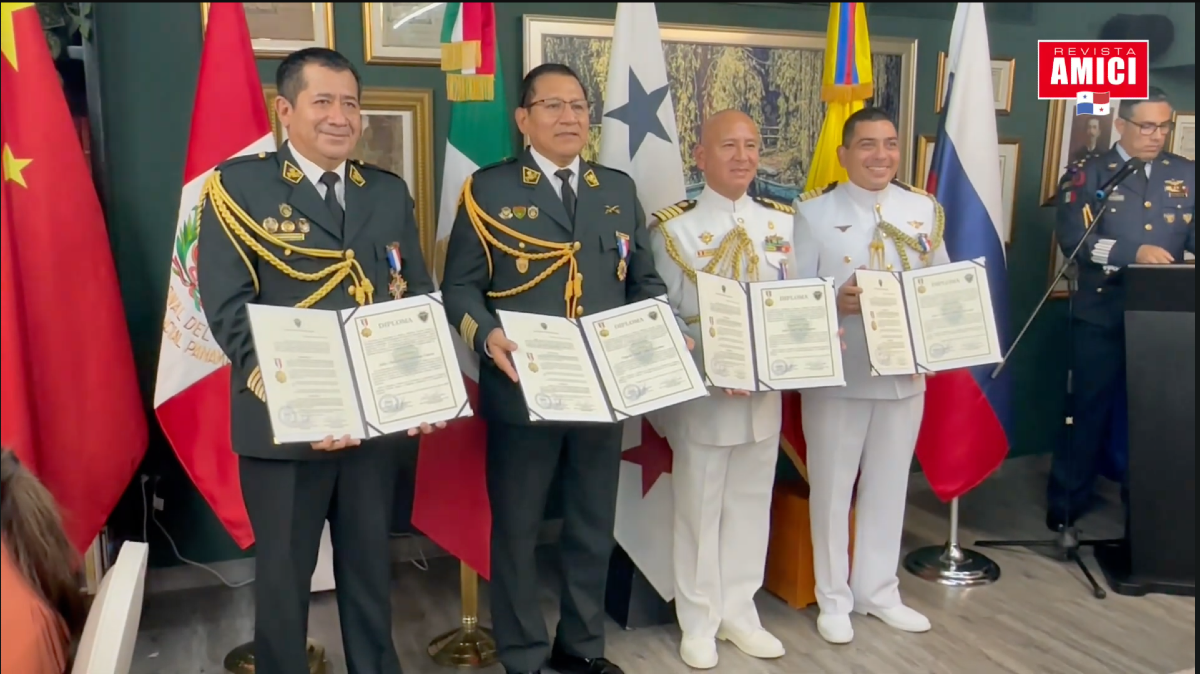 Almuerzo de gala en homenaje a cuatro oficiales que culminan su misión diplomática en el país.