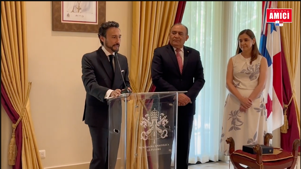 En un emotivo acto de despedida
